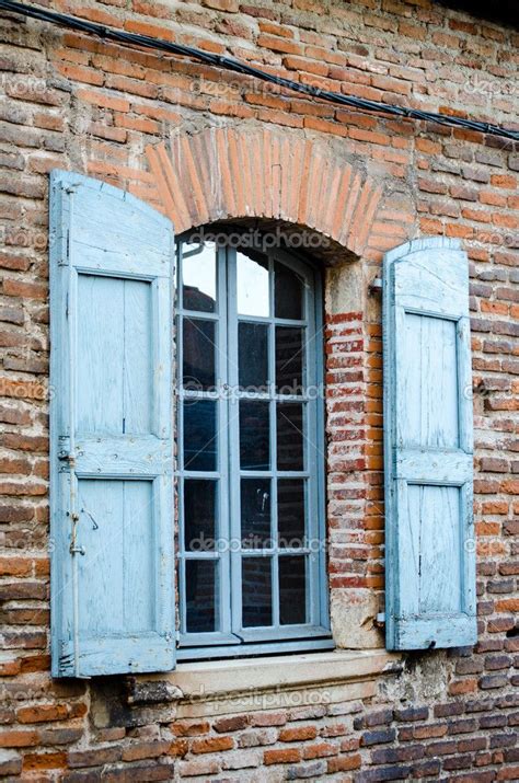 Традиционное французское окно с голубые ставни | Синие ставни, Цвета ...