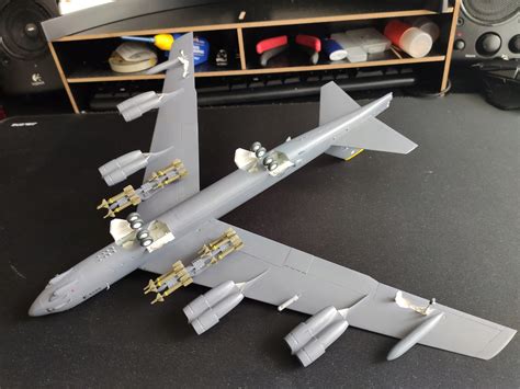 Great Wall Hobby Boeing B 52H Stratofortress 1 144