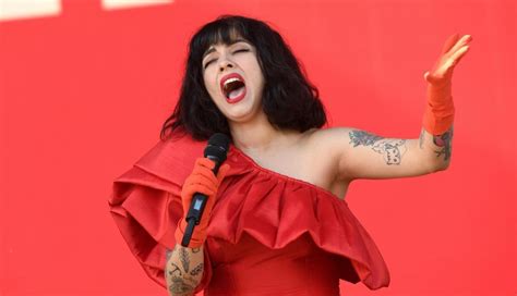 Mon Laferte Ense A Los Pechos En Los Latin Grammy Para Protestar Foto