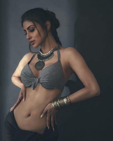 PHOTOS கலயணம ஆனலம சடட அடஙகலய மன ரயன ஹட படடஸ actress mouni roy hot