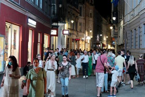 Turisti Ki Radnici Zadovoljni Sezonom Strahuju Od Novih Mogu Ih