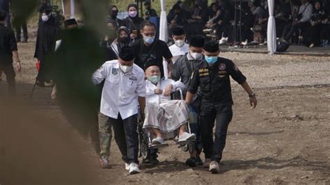 Foto Keluarga Besar Ridwan Kamil Dan Atalia Tiba Di Lokasi Pemakaman