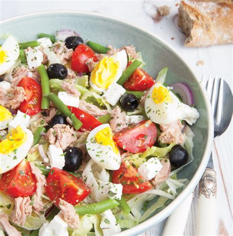 Salade Niçoise met tonijn ei sperziebonen olijven Nicoise Salad