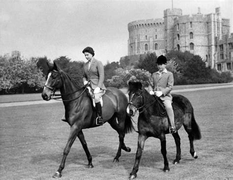 EN IMAGES Grande cavalière la Reine Elizabeth II représentait le