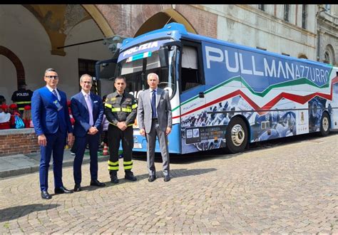 A Vercelli Il Pullman Azzurro Della Polizia Per Insegnare La Sciurezza