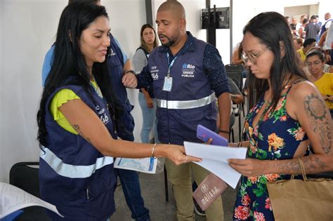 Prefeitura Do Rio Entrega Licen As Para Ambulantes Que Atuar O Na Festa