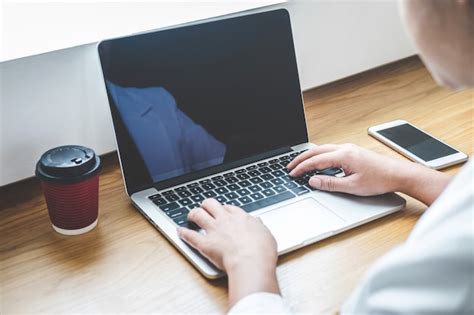 Imagem De Jovem Trabalhando Na Frente Do Laptop Olhando Para A Tela