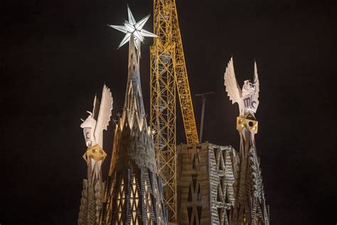 Se Iluminan Las Torres De Los Evangelistas Marcos Y Lucas En La Sagrada