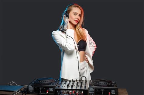 Belle Fille Blonde Dj Sur Les Ponts Photo Gratuite