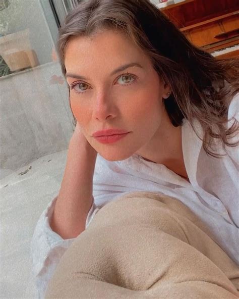 Alinne Moraes Compartilha Selfie Na Web E Avisa Filtro Revista