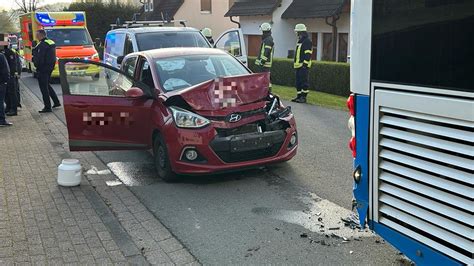 Auslaufende Betriebsstoffe Nach Verkehrsunfall Mit Linienbus Und Zwei