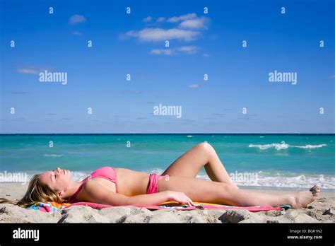 Sch Ne Kaukasischen Weibliche Teenager Am Strand Mit Einem Bunten Bikini Stockfotografie Alamy