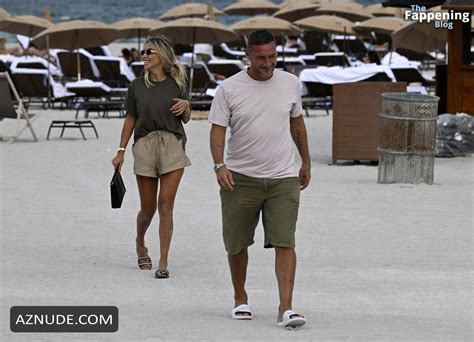 Noemi Bocchi Sexy Seen With Francesco Totti Flaunting Her Hot Cleavage And Legs At Miami Beach