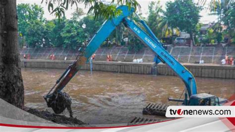 Antisipasi Banjir Memasuki Musim Hujan Heru Budi Tinjau Pengerukan