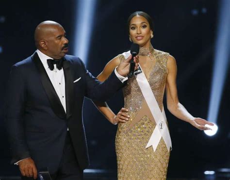 PHOTOS Iris Mittenaere élue Miss Univers tous les clichés du défilé en bikini au sacre Voici