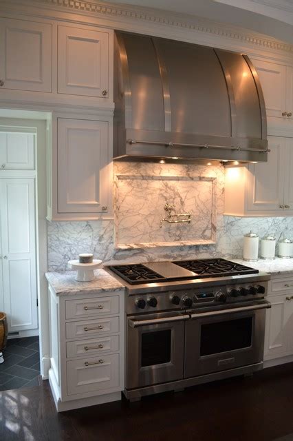 Traditional White Kitchen with Stainless Range and Hood Clásico