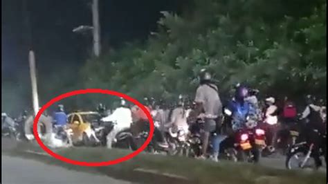 Motociclistas atacaron a un taxista que transitaba en contravía y sin