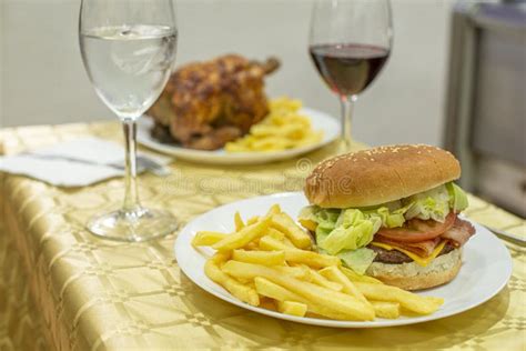 Hambúrguer Clássico Num Menu De Verão Frango Assado E Batatas