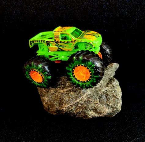 CAMION MONSTRE VERT jaune Hot Wheels Monster Jam Gunkster échelle 1 64 EUR 8 95 PicClick FR
