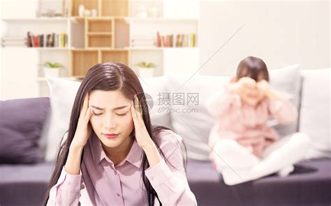 父母陪伴叛逆孩子学习图片素材 正版创意图片401026408 摄图网