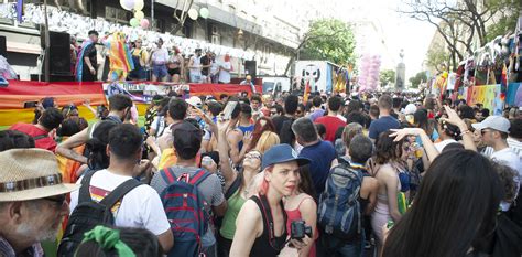 Marcha Del Orgullo De Buenos Aires Una Multitud Avanza Por Avenida De