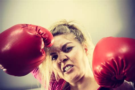 Guantes De Boxeo De La Mujer Que Desgastan Enojada Imagen De Archivo