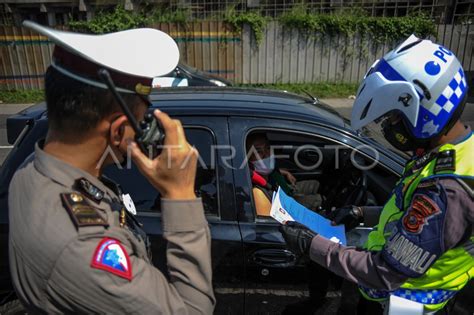 Penyekatan Kendaraan Di Gerbang Keluar Tol Cileunyi Antara Foto