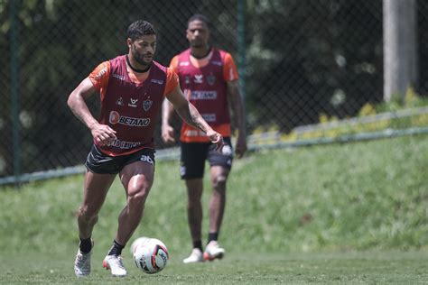 Hulk E Outros Quatro T Tulares N O Viajam Para Confronto Do Galo Contra