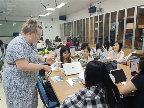 向世界传播“福”文化——加拿大圣文森山大学莅院授课教师沉浸式体验国家级非物质文化遗产软木画制作技艺