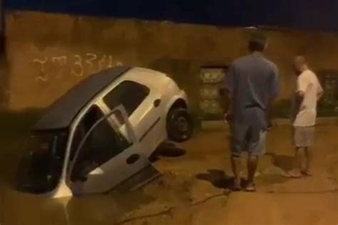 Vídeo carro é engolido por cratera em rua do DF após temporais