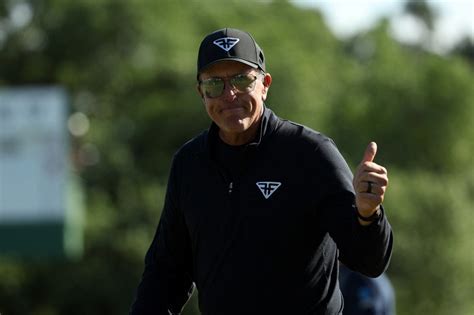 Mickelson defies expectations with Masters 65 — Daily Tribune