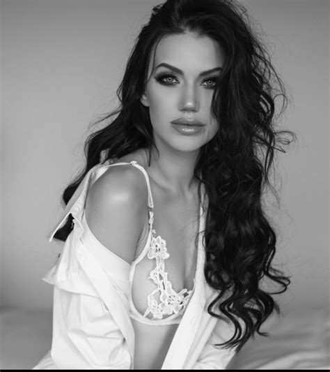 6 Hot Sexy Tamara Nikolic Bikini Pics