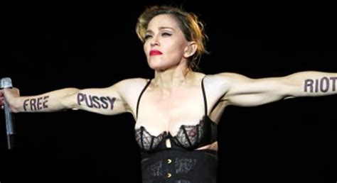 Madonna e Pussy Riot juntas no palco da Anistia Internacional Sistema Jolusi de Comunicação