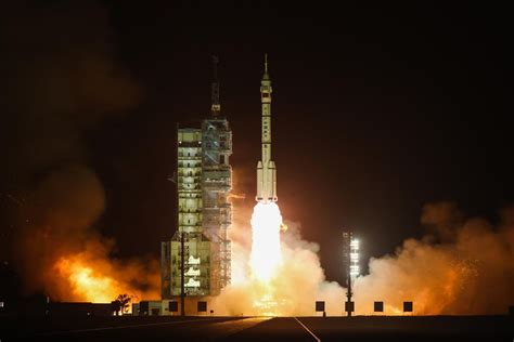 La misión china Shenzhou 18 despega con éxito a la estación espacial