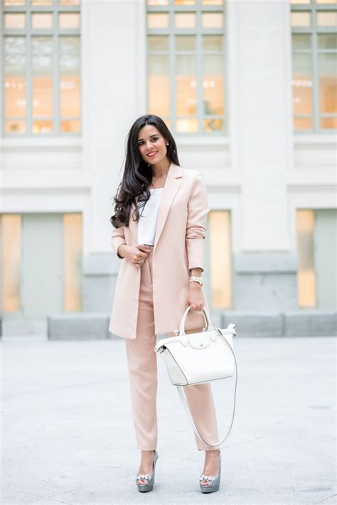 Traje de chaqueta nude Sin categoría Crímenes de la Moda