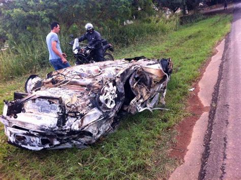 G1 Assaltantes capotam carro após roubo a posto de combustíveis