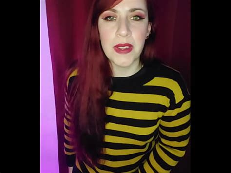 Le envío un nude a mi hermanastra y se pone horny XVIDEOS