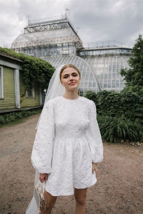 Светит наше солнце: свадьба для двоих в Петербурге | Casual bride ...