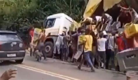 Carreta De Cervejas Tomba Na BR 101 E Saqueadores Levam Toda A Carga