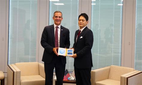 Eric Garcetti, Mayor of Los Angeles, visits Port of Yokohama to discuss ...