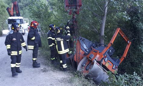 Certa Stampa Resta Schiacciato Da Un Rullo Compressore Grave Un Operaio