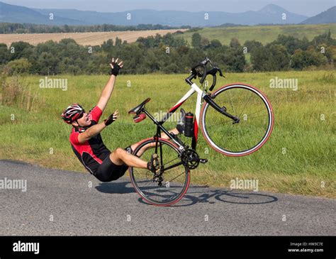 Le Cycliste Tombe Du V Lo Sur La Route Asphalt E Dans L Homme Accident