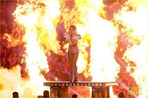 Relive Lady Gaga S Halftime Show With These Amazing Photos Photo