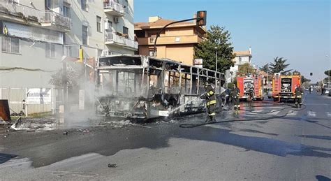 Distrutto Dalle Fiamme Autobus Atac Della Linea 515 Paura Fra I Passeggeri