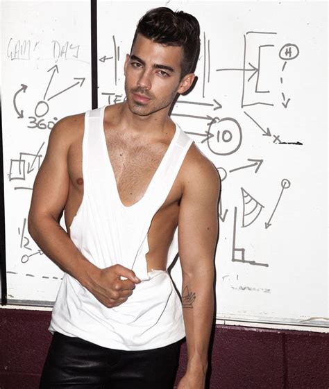 Joe Jonas Dishes On Vanessa Hudgens Nude Photo Scandal Talks Past Porn Obsession