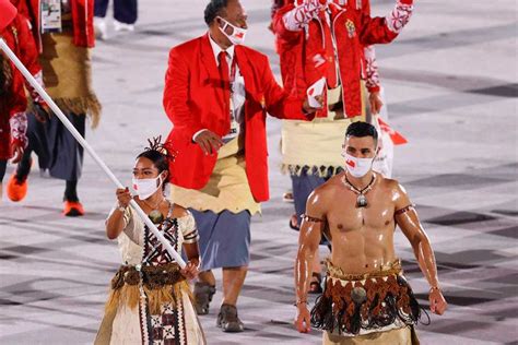 トンガとバヌアツ、輝く上半身の旗手2人 東京五輪開会式 サンスポ