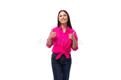 Joven Empresaria De Brunette Vestida Con Una Camisa Rosa De Fondo Blanco Foto De Archivo