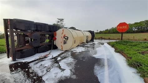 Caminhão carregado de etanol tomba e bloqueia rodovia na região