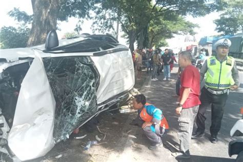 Mobil Tabrak Motor Dan Gerobak Di Lamongan