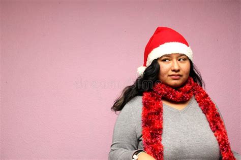 Una Joven Mujer Latina Gorda Con Sombrero De Navidad Y Gafas Muestra Su Entusiasmo Por La